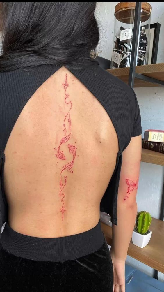 Tatouage Poissons à L'encre Rouge Sur Le Dos