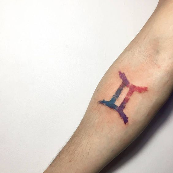 Tatouage Signe Gémeaux En Aquarelle Sur L'avant Bras