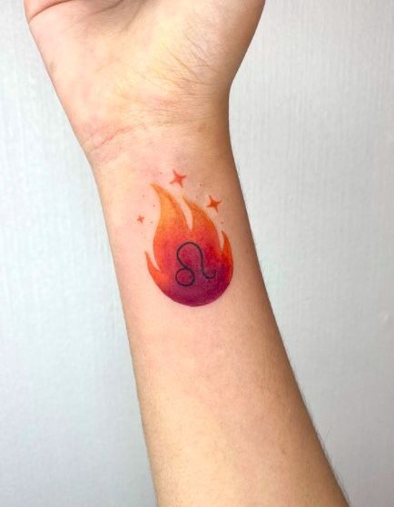 Tatouage Signe Lion Avec Flammes Sur Le Poignet