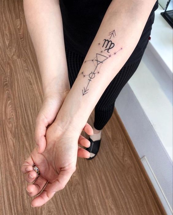 Tatouage Signe Vierge Avec Constellation Et Figure Géométrique Sur L'avant Bras