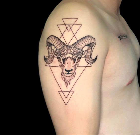 Tatouage Bélier Et Figures Géométriques Sur Le Bras
