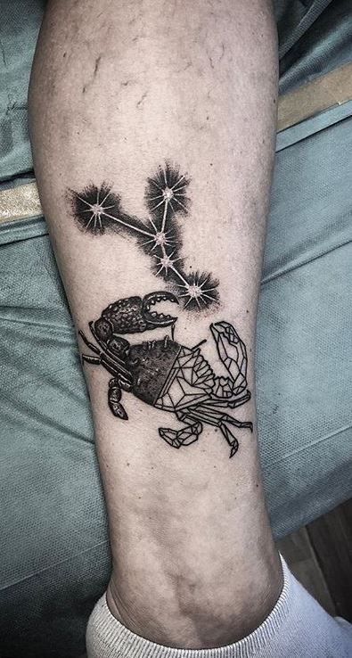 Tatouage Crabe Géométrique Et Constellation Sur La Jambe