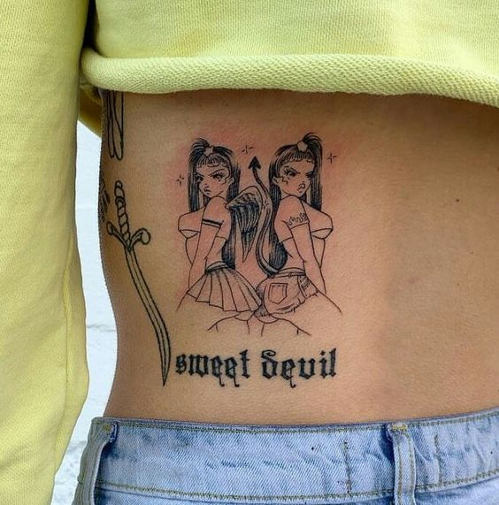 Tatouage Jumelles Avec Queue Et Ailes Sur Le Dos