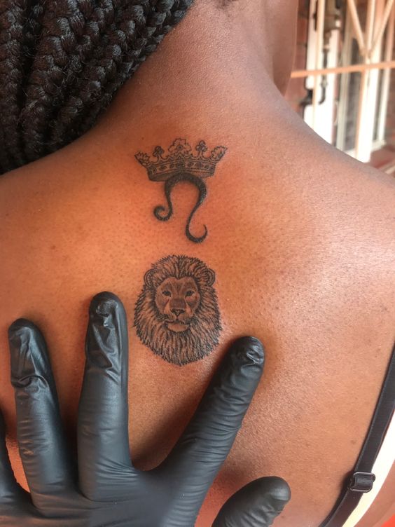 Tatouage Lion Avec Couronne Sur Le Dos