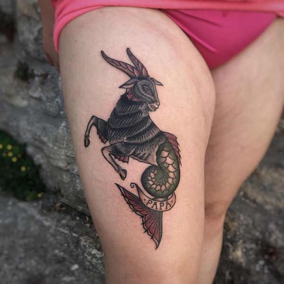 Tatouage Poisson Chèvre Avec Mot Papa Sur La Cuisse