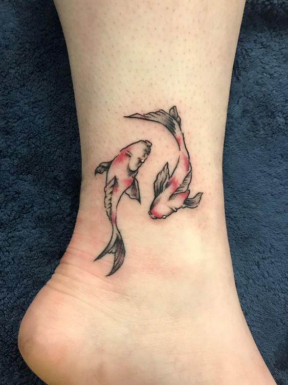 Tatouage Poissons Rouge Et Gris Sur La Cheville