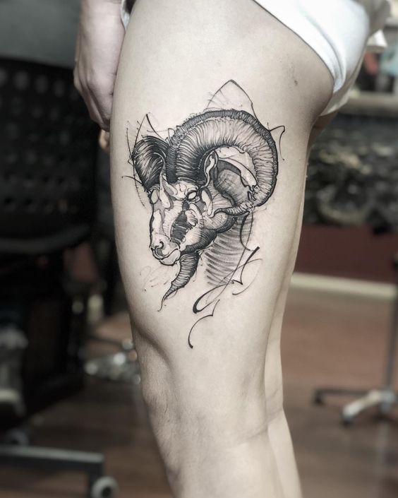 Tatouage Bélier Graphique Sur La Cuisse