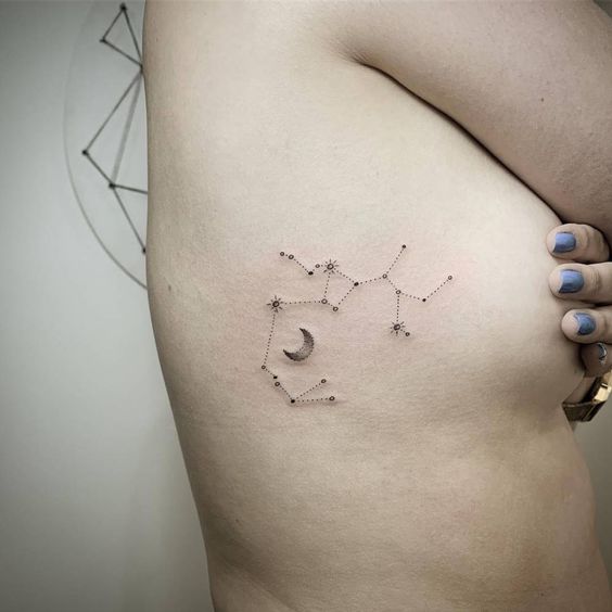 Tatouage Constellation Du Sagittaire Et Lune Sur Les Côtes