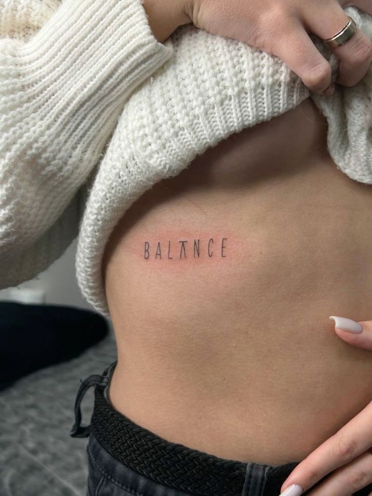Tatouage Mot Balance Sur Les Côtes