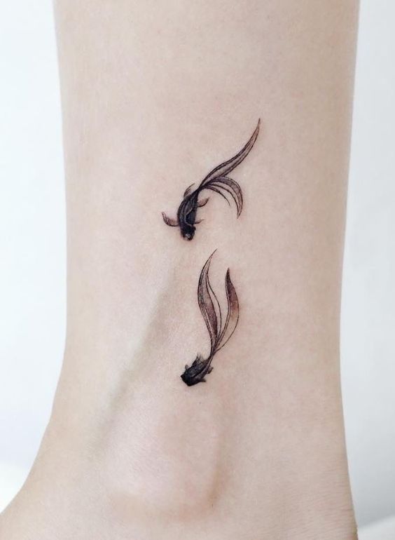Tatouage Poissons Noirs Discrets Sur La Cheville