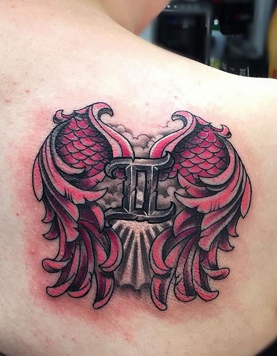 Tatouage Signe Gémeaux Avec Ailes Rouges Sur L'omoplate