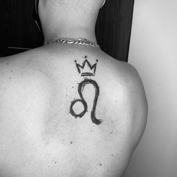 Tatouage Signe Lion Avec Couronne Sur Le Dos