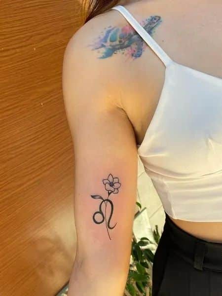 Tatouage Signe Lion Avec Fleur Sur Le Bras