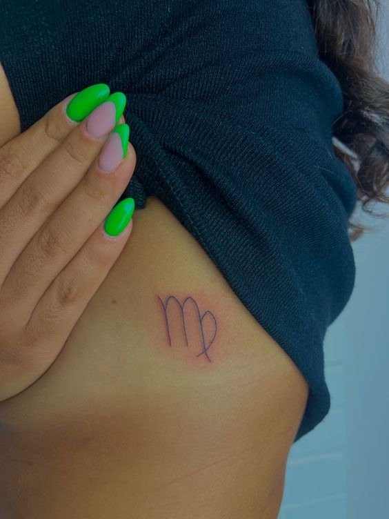 Tatouage Signe Vierge En Ligne Fine Sur Les Côtes