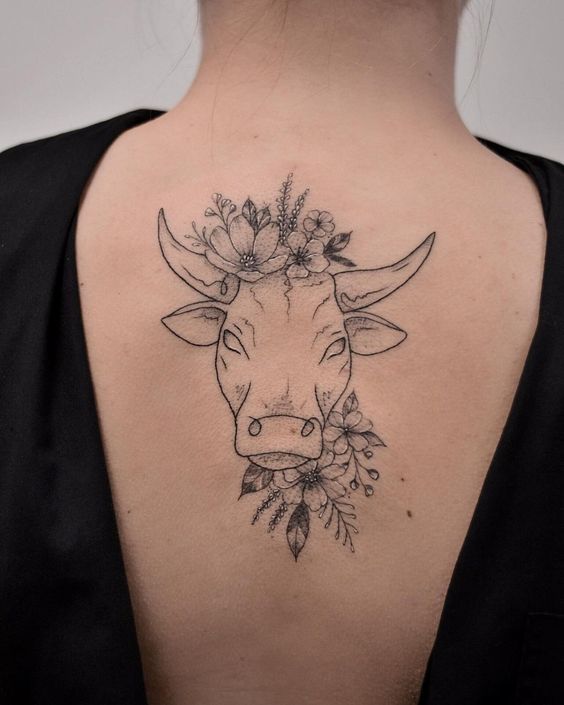 Tatouage Taureau Et Fleurs En Noir Et Gris Sur Le Dos