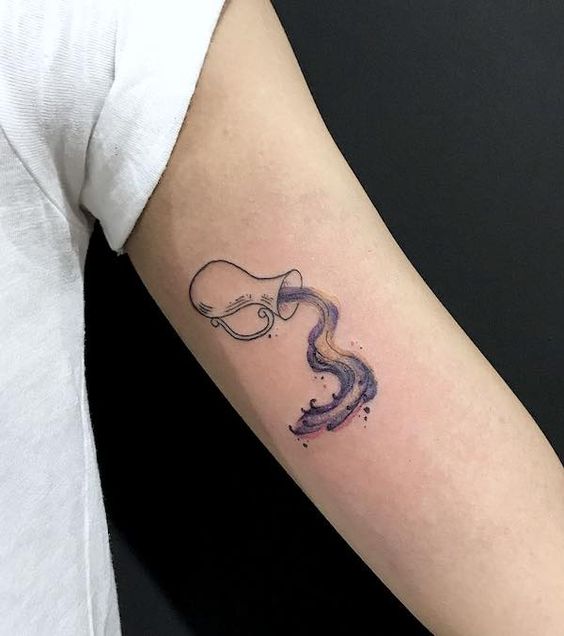 Tatouage Vase Et Eau Violette Sur Le Bras