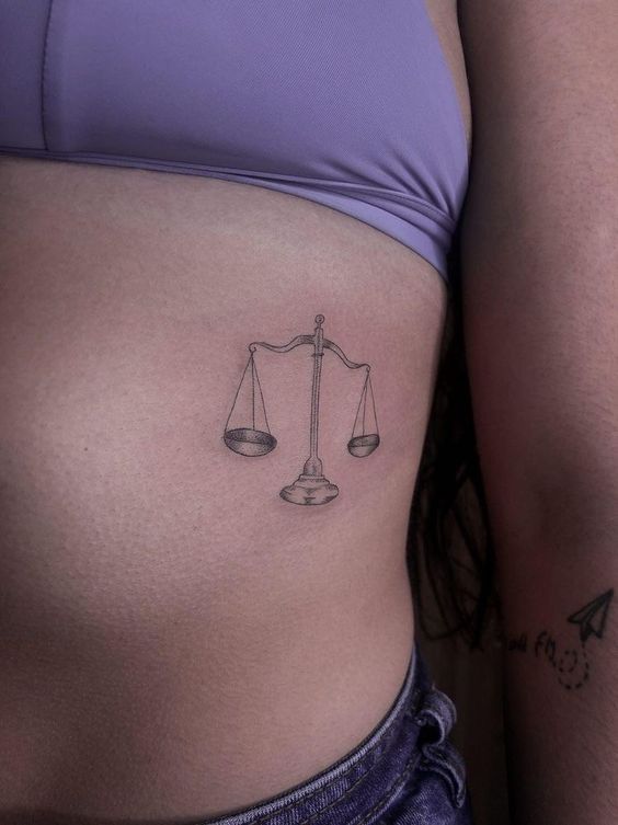 Tatouage Balance Discrète Sur Les Côtes