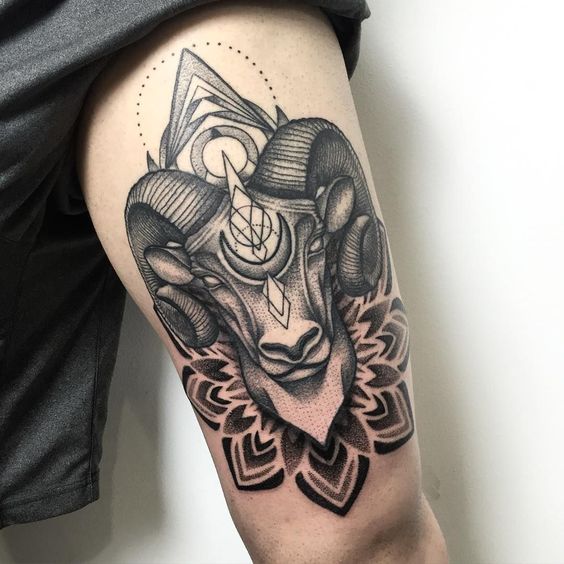 Tatouage Bélier En Noir Et Gris Avec Mandala Sur La Cuisse