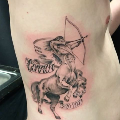 Tatouage Centaure Avec Prénom Et Date Sur Les Côtes