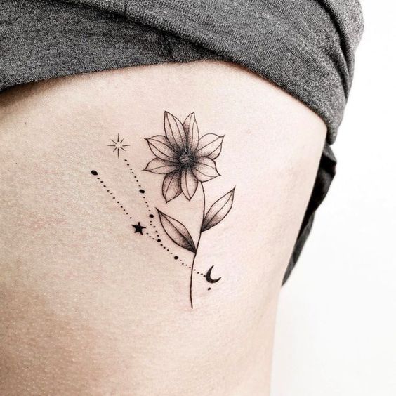 Tatouage Constellation Du Taureau Et Fleurs En Noir Et Gris Sur Les Côtes