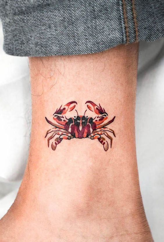 Tatouage Crabe Marron Et Grenat Sur La Cheville