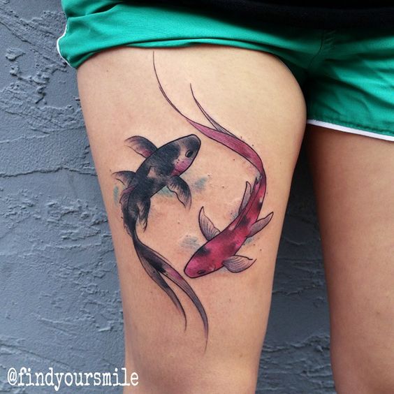 Tatouage Poissons Noir Et Rouge Sur La Cuisse