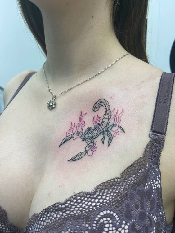 Tatouage Scorpion Et Flammes Sur La Clavicule