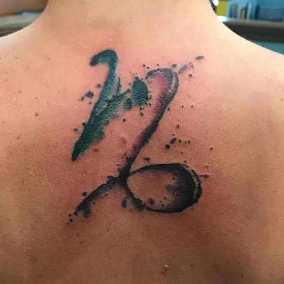 Tatouage Signe Capricorne En Aquarelle Sur Le Dos