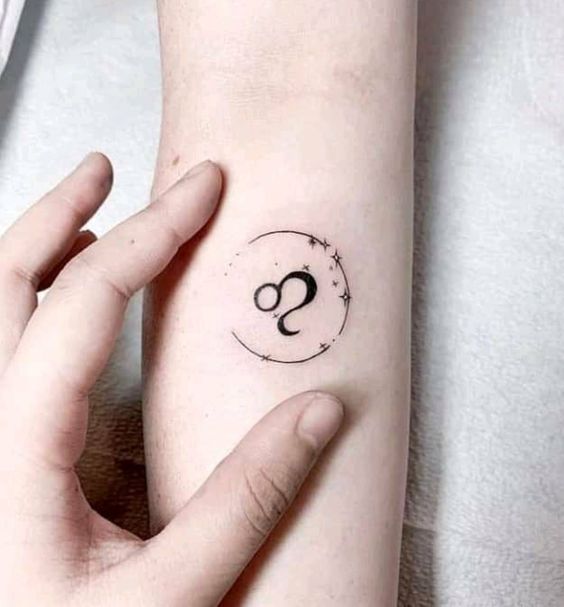 Tatouage Signe Lion Avec étoiles Sur L'avant Bras