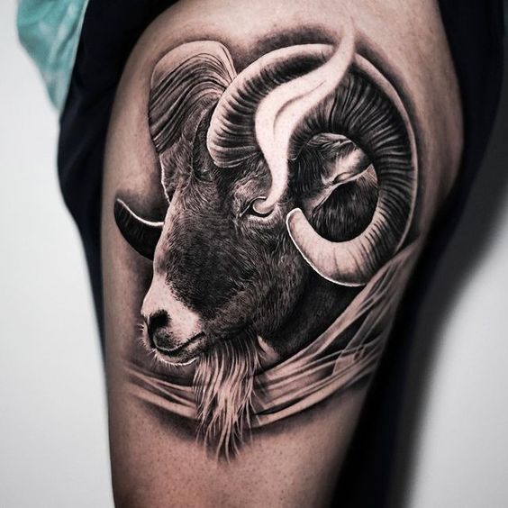 Tatouage Bélier En Noir Et Gris Avec Fumée Sur La Cuisse