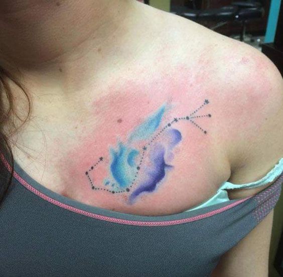 Tatouage Constellation Du Scorpion Avec Aquarelle Sur La Clavicule
