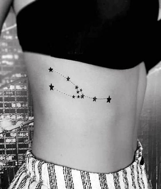 Tatouage Constellation Du Taureau Avec étoiles à 5 Branches Sur Les Côtes
