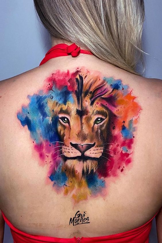 Tatouage Lion En Aquarelle Sur Le Dos