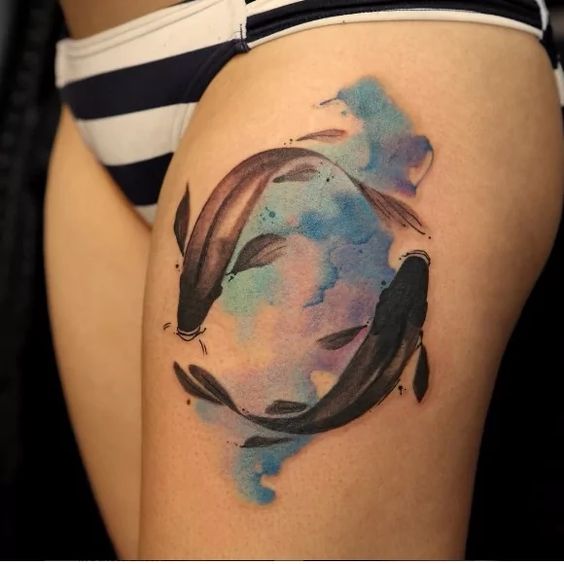 Tatouage Poissons Noirs Et Aquarelle Bleue Sur La Cuisse