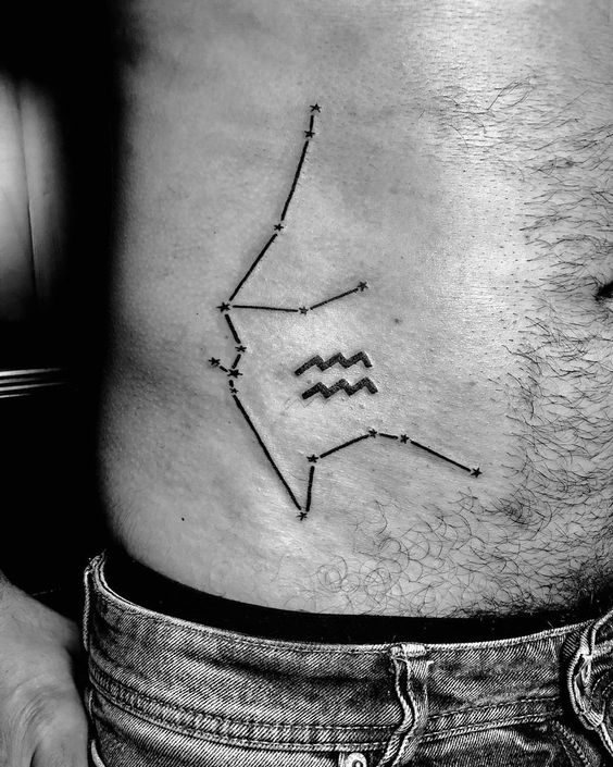 Tatouage Signe Verseau Et Constellation Sur Les Côtes