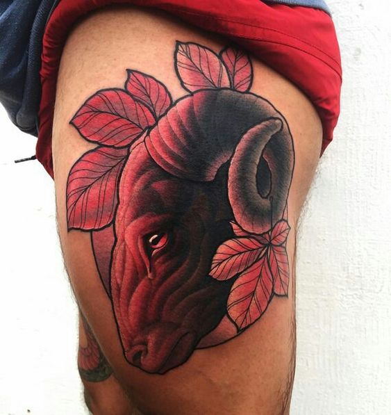 Tatouage Bélier Et Feuilles Rouges Sur La Cuisse