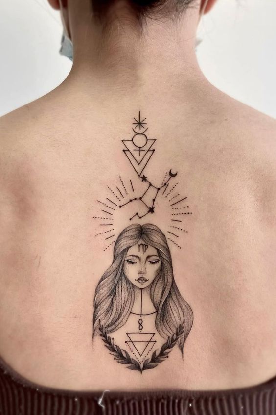 Tatouage Constellation Avec Vierge Et Symboles Sur Le Dos