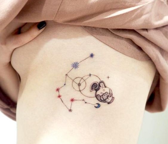 Tatouage Constellation Et Vase Sur Les Côtes