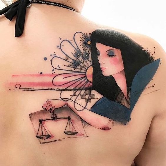 Tatouage Femme Avec Fleurs Et Balance Sur Le Dos