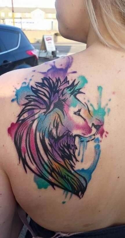 Tatouage Lion Avec Peinture Aquarelle Sur Le Dos