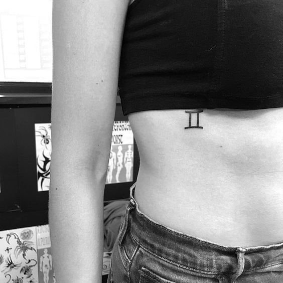 Tatouage Signe Gémeaux Minimaliste Sur Les Côtes