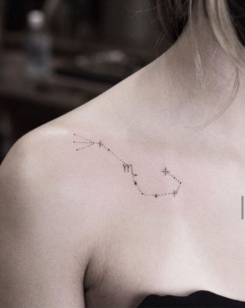Tatouage Signe Scorpion Avec Constellation Sur La Clavicule