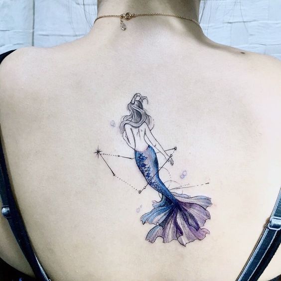 Tatouage Sirène Avec Cornes Et Constellation Sur Le Dos