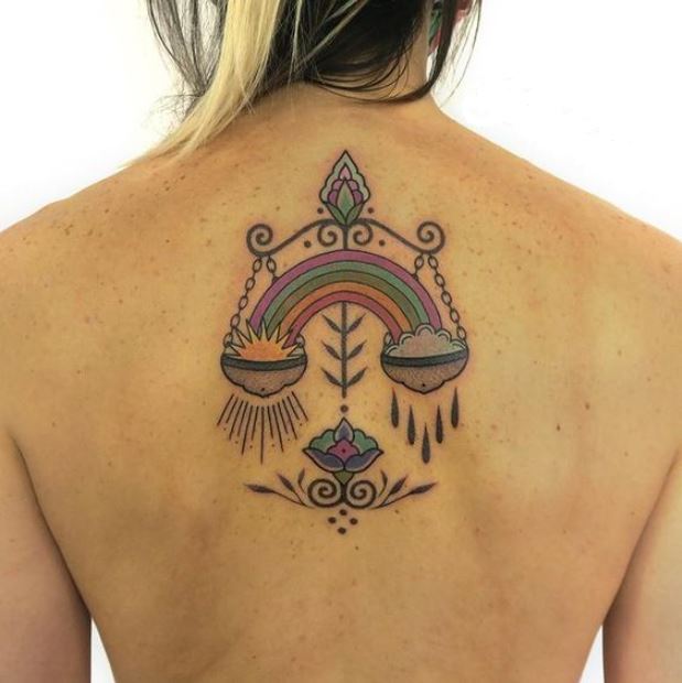 Tatouage Balance Avec Arc En Ciel Et Fleur Sur Le Dos