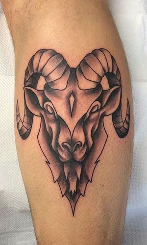 Tatouage Bélier En Noir Et Gris Sur Le Mollet