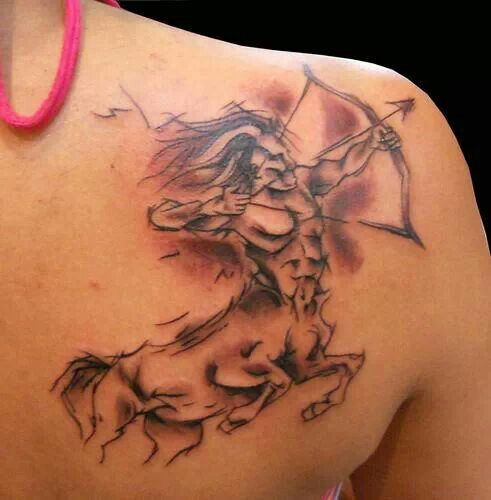 Tatouage Centaure Graphique Sur L'omoplate