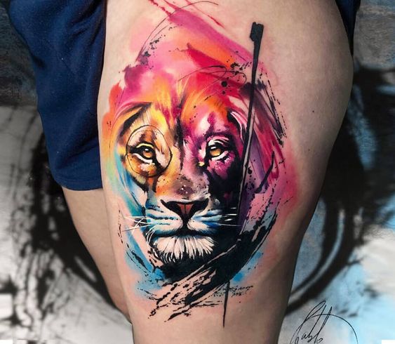 Tatouage Lion Graphique Multicolore Sur La Cuisse