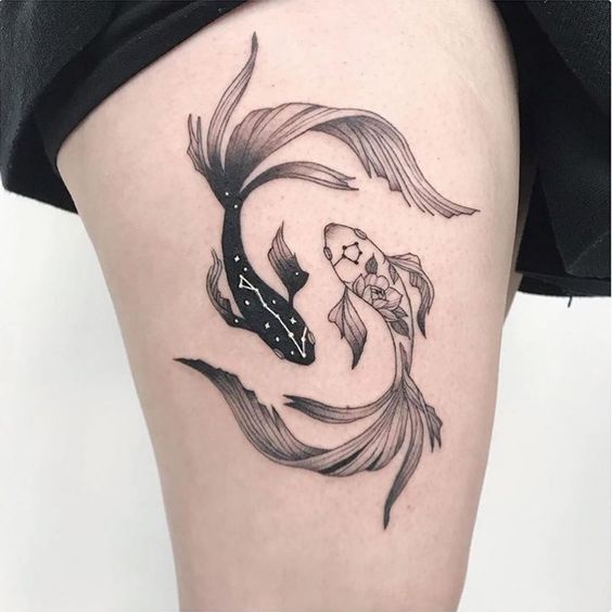 Tatouage Poissons à Motifs étoilé Et Florale Sur La Cuisse