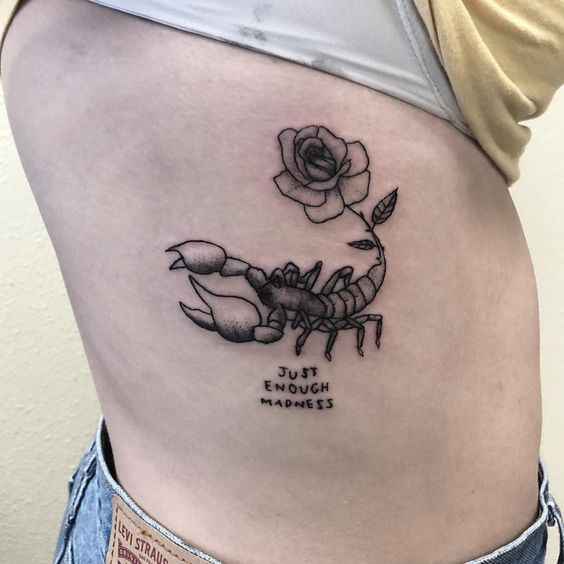Tatouage Scorpion, Rose Et Phrase Inspirante Sur Les Côtes
