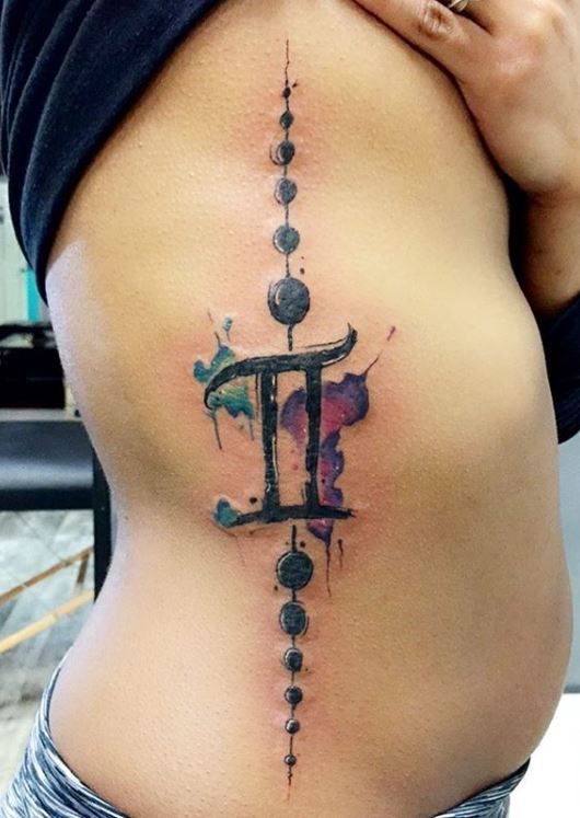 Tatouage Signe Gémeaux Avec Planètes Sur Les Côtes
